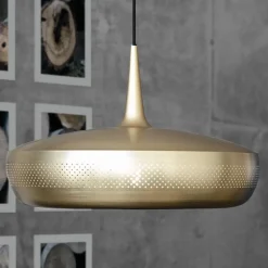 Pendellampe Clava Dine med messingfarvet skærm