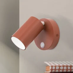 Penn vægspot, koralrød, Ø 10,5 cm, stål/aluminium