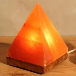 Pyramide saltlampe med sokkel, ravgul