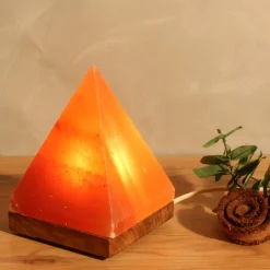 Pyramide saltlampe med sokkel, ravgul