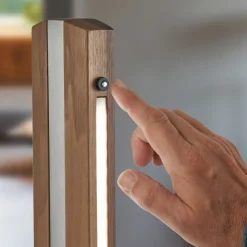 Quitani Elis LED-gulvlampe, valnød/nikkel