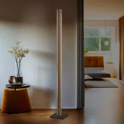 Quitani Elis LED-gulvlampe, eg/sort