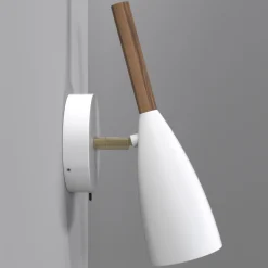 Ren væglampe i hvid med træelement