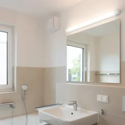 RZB Baleva LED-væglampe IP44 bredde 60 cm 10W