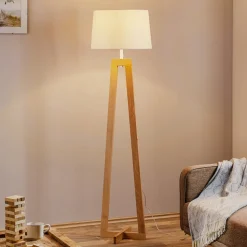 Sacha LS gulvlampe af træ og stof, hvid