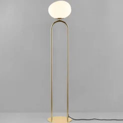 Shapes gulvlampe med glasskærm, hvid/messing