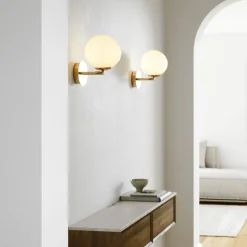 Shapes væglampe med glasskærm, hvid/messing