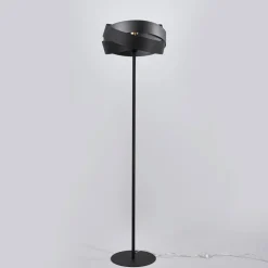 Slående designet standerlampe Tornado