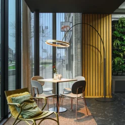 SLV LED-gulvlampe One Bow FL, sort/messingfarvet, stål