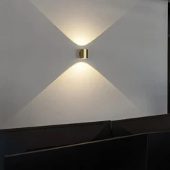 SLV LED-væglampe Oculus, messingfarvet Ø 9 cm dæmpbar til varmt lys