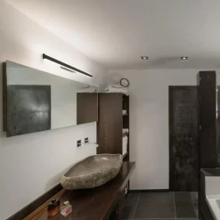 SLV LED-væglampe til badeværelset One Linear, 70 cm, sort, CCT