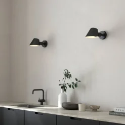 Stay Short væglampe med stik, sort