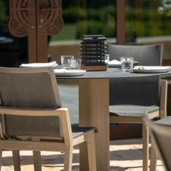 Tekura LED-bordlampe med solcelle af teaktræ