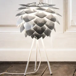 Trebenet bordlampe Silvia mini med skærm i stål