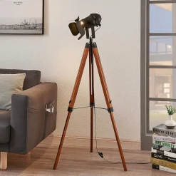 Trægulvlampe Hilma med trebenet stel