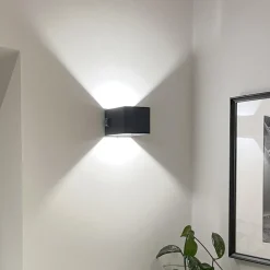 Udendørs væglampe Iseo, sort, bredde 10 cm, sensor