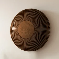 UMAGE Clava up væglampe, Ø 49 cm, mørkt træ