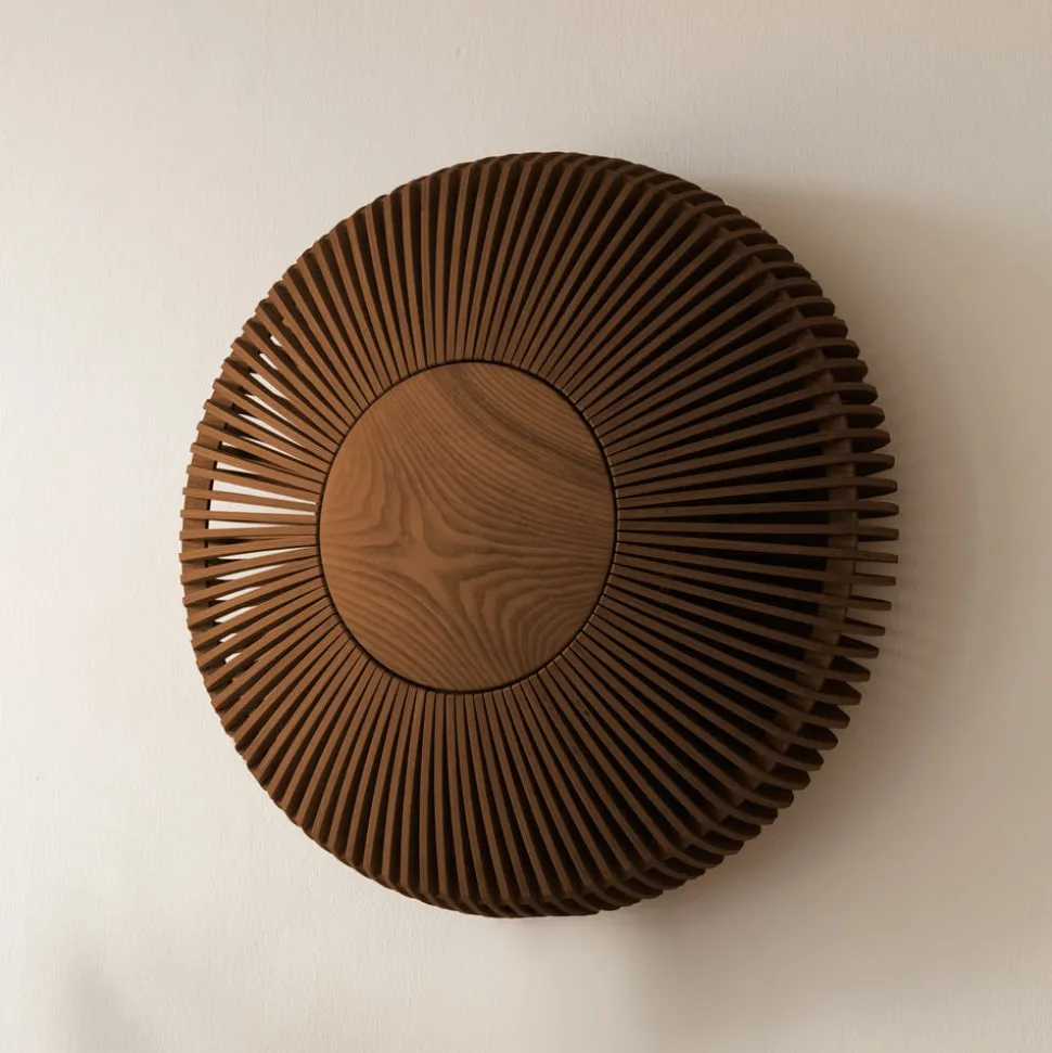 UMAGE Clava up væglampe, Ø 49 cm, mørkt træ