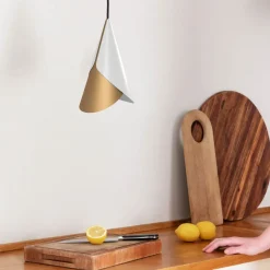 UMAGE Cornet hængelampe, hvid, messing