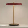 UMAGE LED-batteridrevet bordlampe Asteria Move rubinrød/messing 31 cm