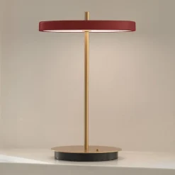 UMAGE LED-batteridrevet bordlampe Asteria Move rubinrød/messing 31 cm