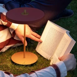 UMAGE LED-batteridrevet bordlampe Asteria Move rubinrød/messing 31 cm