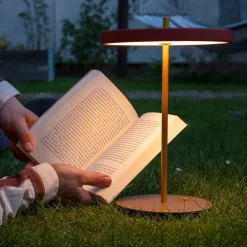 UMAGE LED-batteridrevet bordlampe Asteria Move rubinrød/messing 31 cm