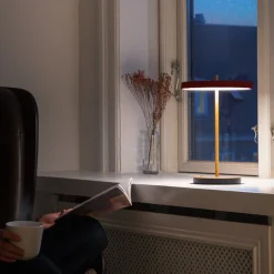 UMAGE LED-batteridrevet bordlampe Asteria Move rubinrød/messing 31 cm