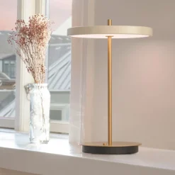 UMAGE LED-bordlampe Asteria Move perlehvid/messing 31cm