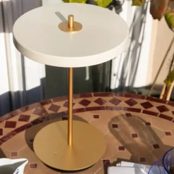 UMAGE LED-bordlampe Asteria Move perlehvid/messing 31cm