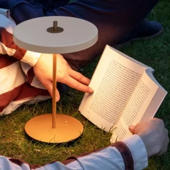 UMAGE LED-bordlampe Asteria Move perlehvid/messing 31cm