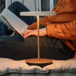 UMAGE LED-bordlampe Asteria Move perlehvid/messing 31cm