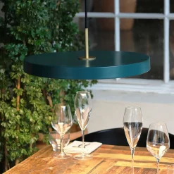 UMAGE LED-hængelampe Asteria Medium, grøn/messing, Ø 43 cm