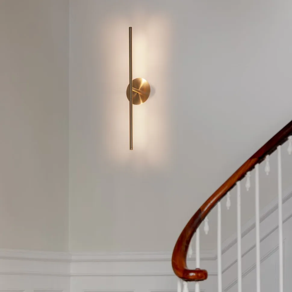 UMAGE LED-væglampe Omni, messing, længde 74 cm