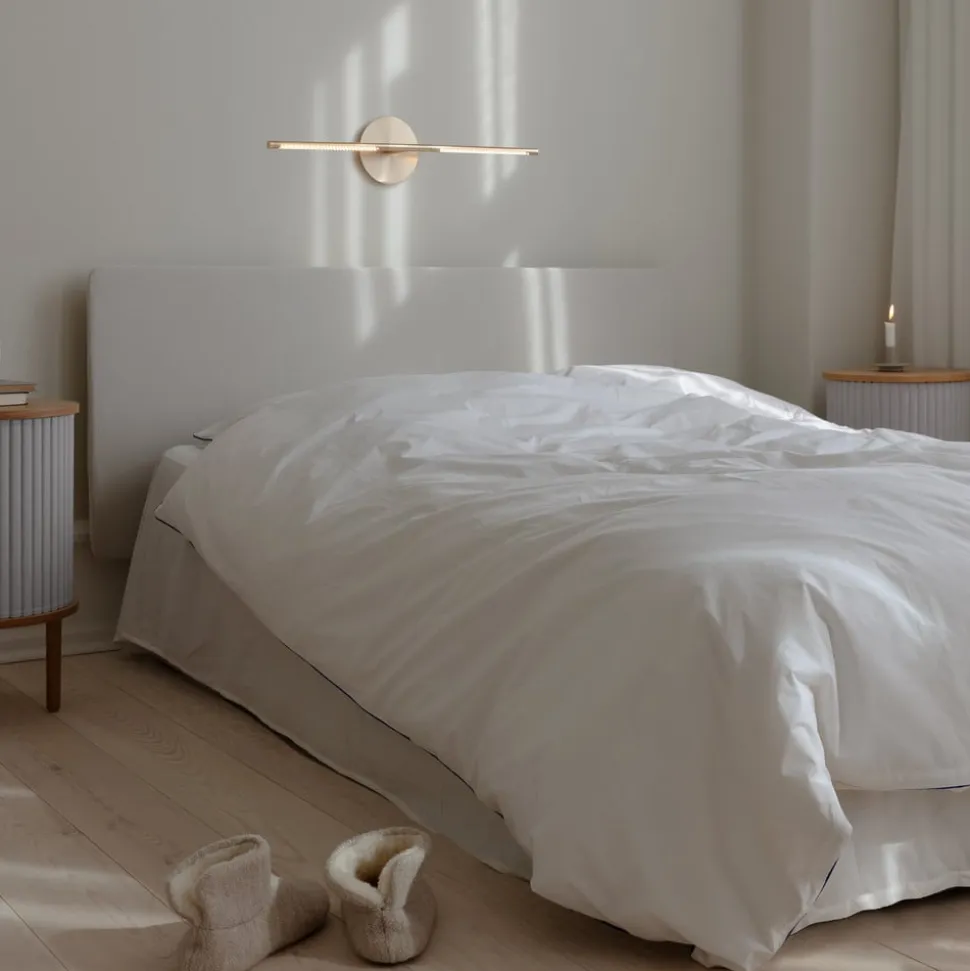 UMAGE LED-væglampe Omni, messing, længde 74 cm