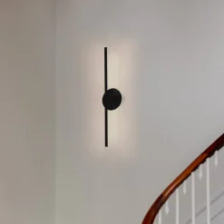 UMAGE LED-væglampe Omni, sort, længde 74 cm