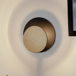 Væglampe Circle i sort med trædekorplade