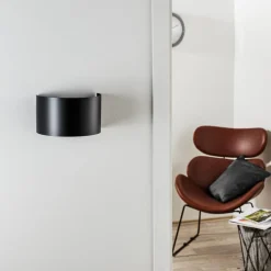 Væglampe Fold med buet skærm i sort