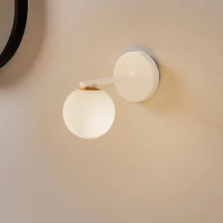 Væglampe Gama i hvid med glaskugle