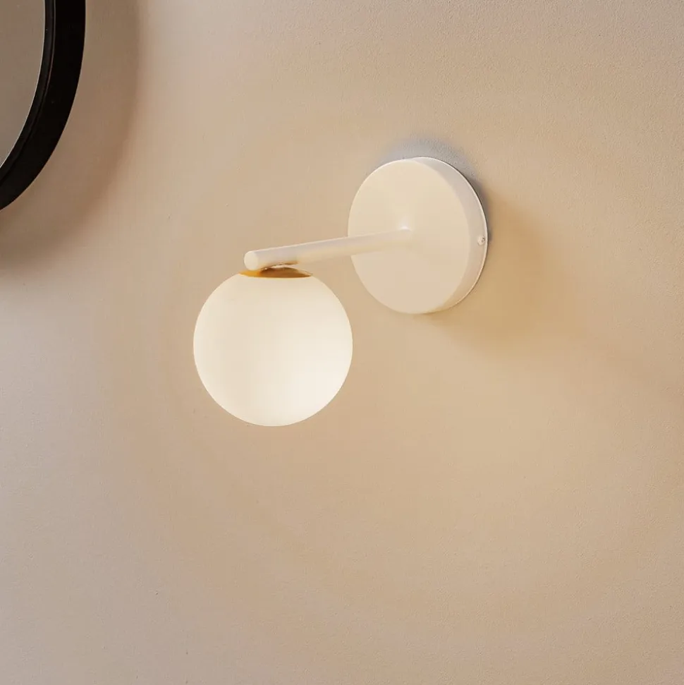 Væglampe Gama i hvid med glaskugle