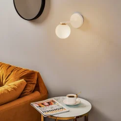 Væglampe Gama i hvid med glaskugle