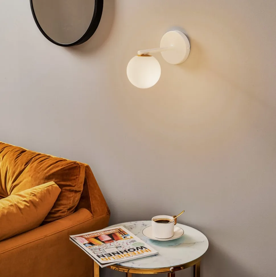 Væglampe Gama i hvid med glaskugle