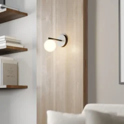 Væglampe Gama i sort med glaskugle