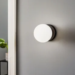 Væglampe Kiba, sort/guld, lampeskærm af glaskugle