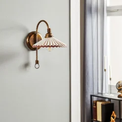 Væglampe Rosina, bronze med lyserød keramisk skærm