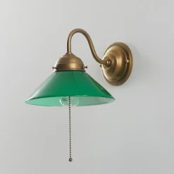 Væglampen KONRAD med grøn lampeskærm