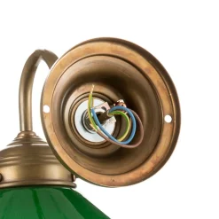 Væglampen KONRAD med grøn lampeskærm