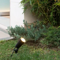 Vægspot og spot med jordspyd i en - Toni