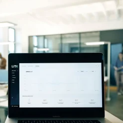 Yara.single LED-gulvlampe VTL, BT, LTX, sort